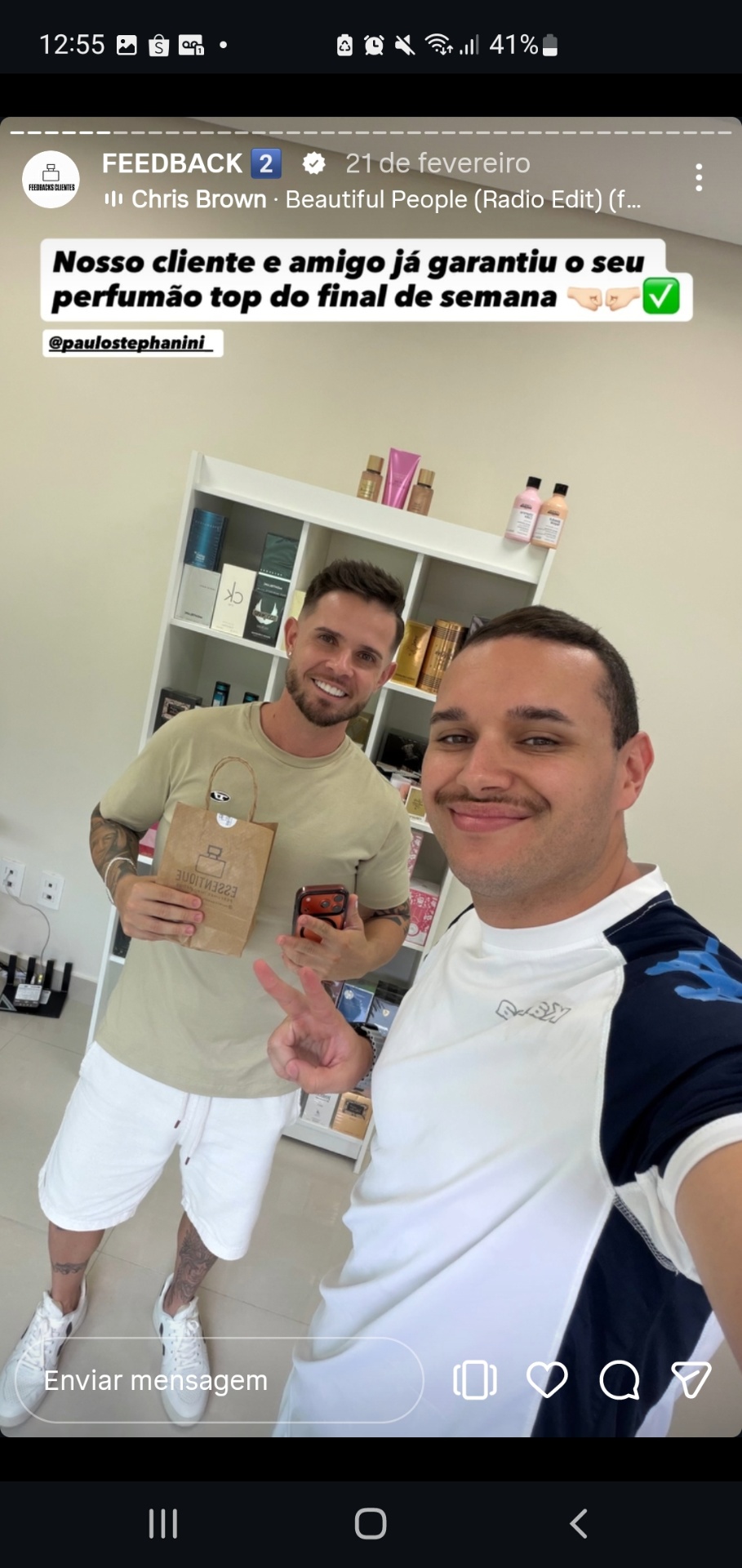 Cliente com sacola Essentique
